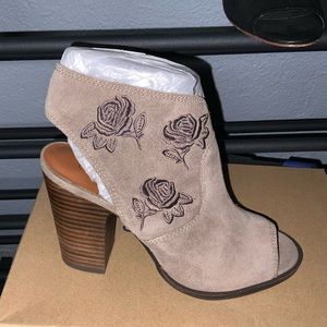 Block Heeled summer sandal. Open toe. Suede.